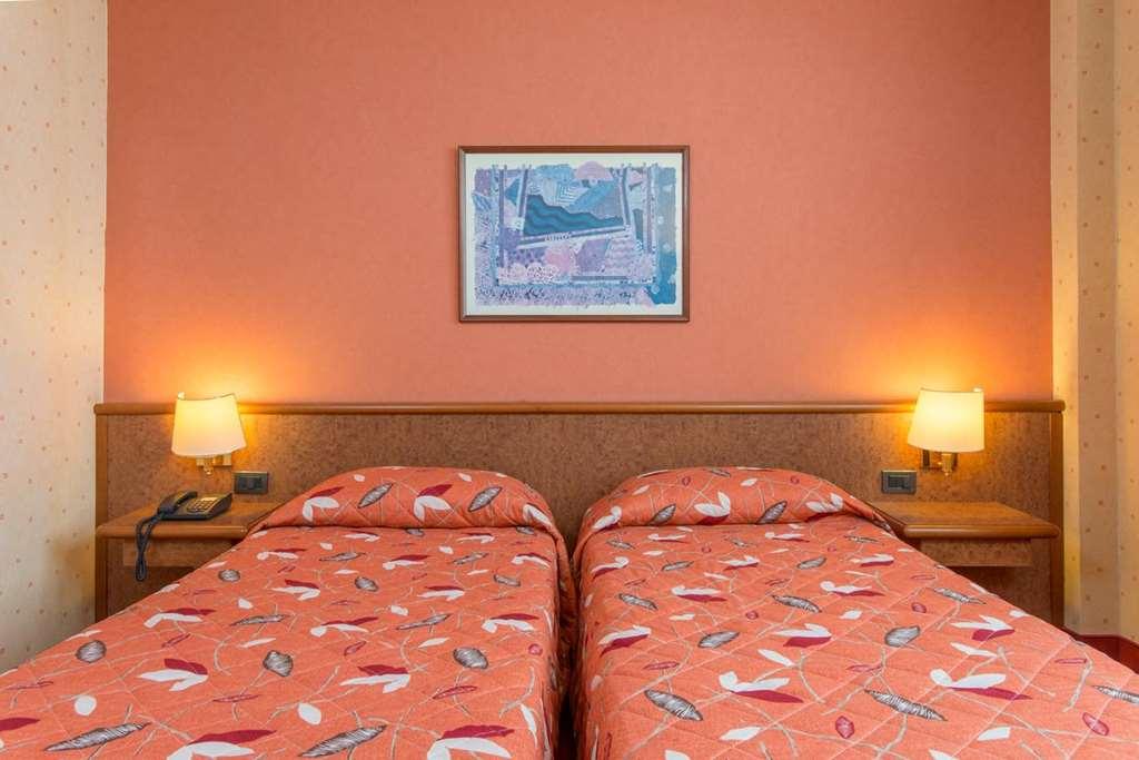 Meditur Hotel Pomezia Ruang foto