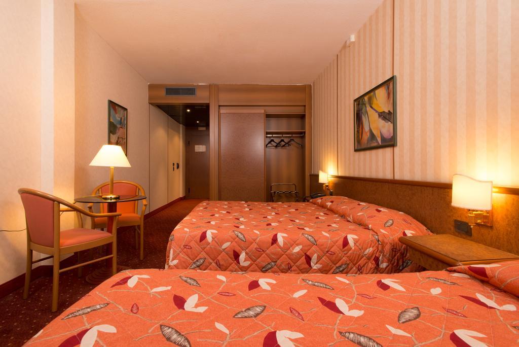 Meditur Hotel Pomezia Bagian luar foto