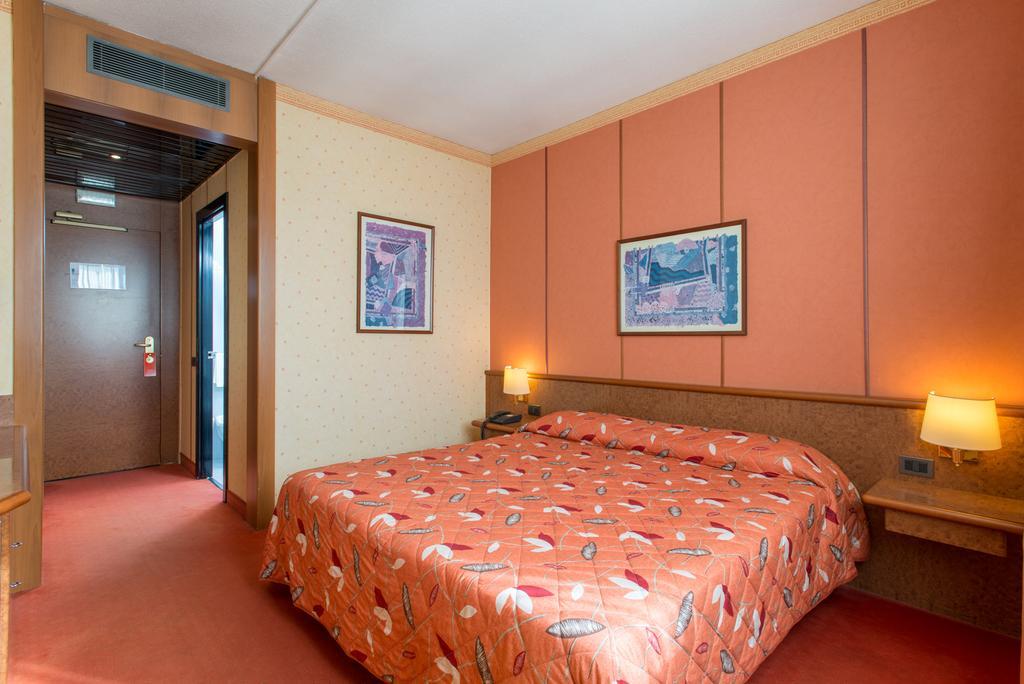 Meditur Hotel Pomezia Bagian luar foto