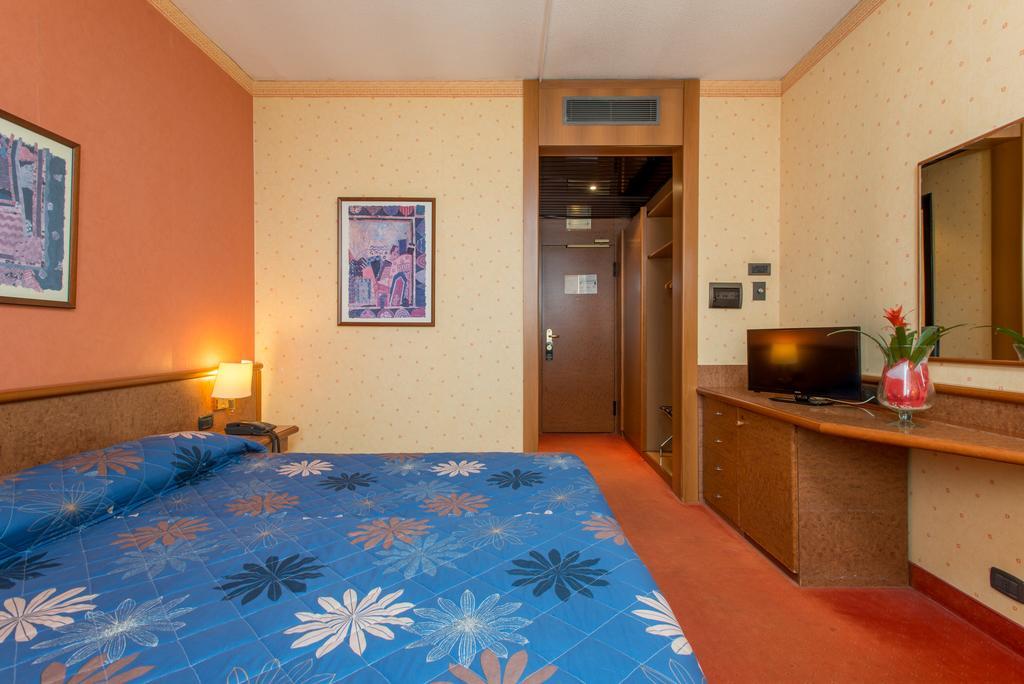Meditur Hotel Pomezia Bagian luar foto